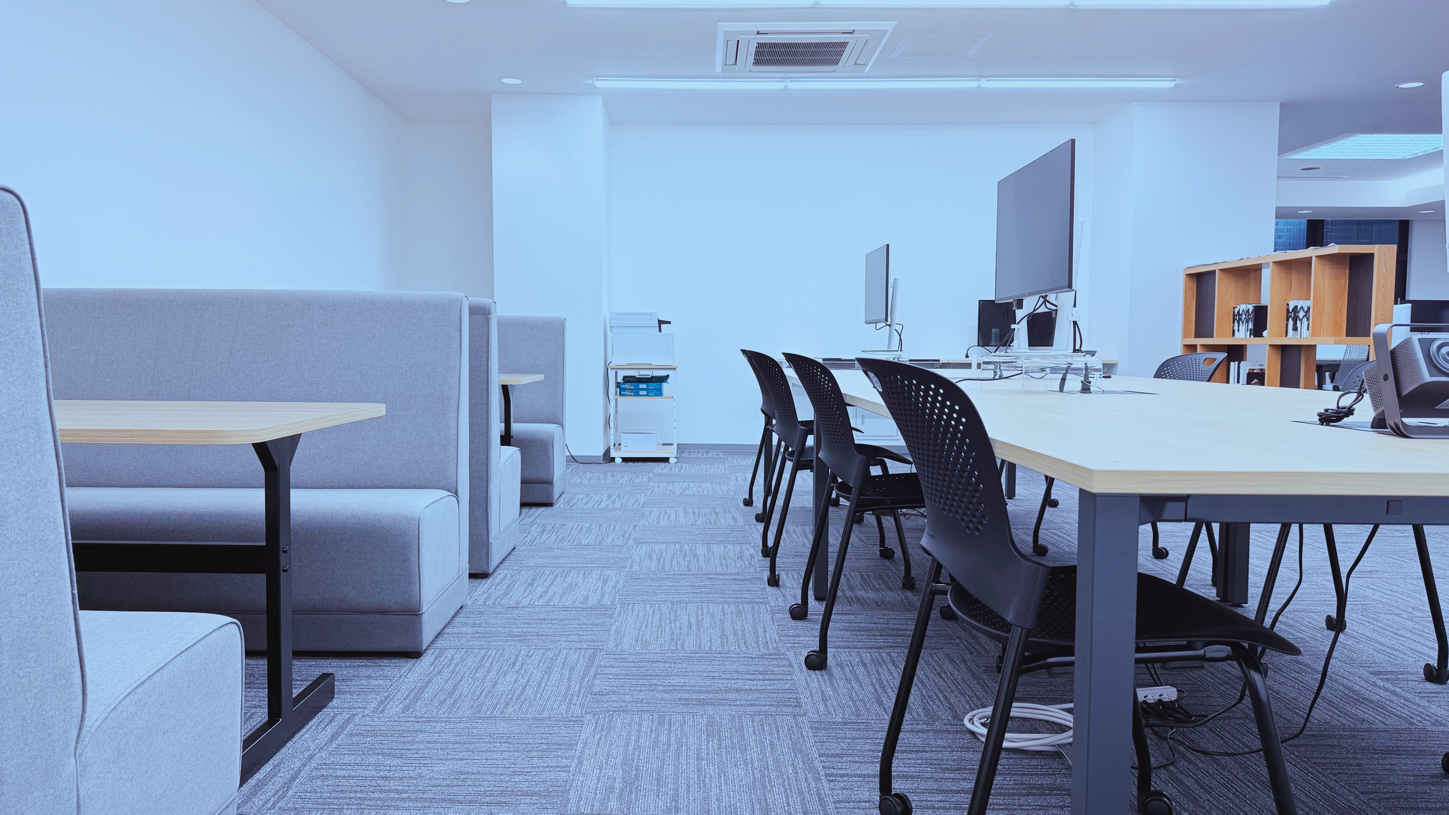 プラチナ会計士Villageのワークスペース（デスクエリア）